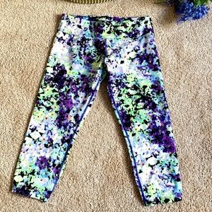 Calvin Klein Leggings - Capri - Size Medium